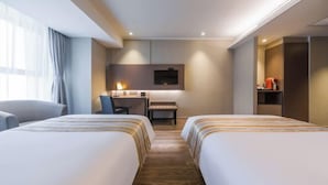 A hotel room with two beds, a desk, a chair, a TV, and a wardrobe. - Homeinn Plus Hotel (Xi'an Gaoxin South Second Ring Fengqing Park Subway Station) (Xi'an)