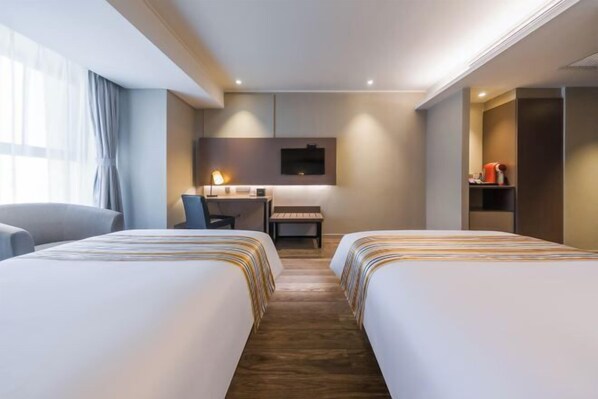 A hotel room with two beds, a desk, a chair, a TV, and a wardrobe. - Homeinn Plus Hotel (Xi'an Gaoxin South Second Ring Fengqing Park Subway Station) (Xi'an)