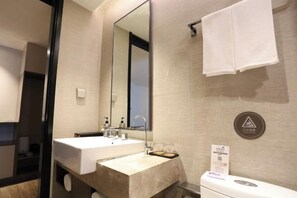Bathroom - Homeinn Plus Hotel (Xi'an Gaoxin South Second Ring Fengqing Park Subway Station) (Xi'an)