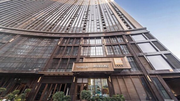 A modern hotel with a curved facade, large windows, and a prominent entrance. - Homeinn Plus Hotel (Xi'an Gaoxin South Second Ring Fengqing Park Subway Station) (Xi'an)