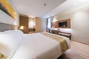 A hotel room with a large bed, a desk, a chair, a flat-screen TV mounted on the wall, and a window with curtains. - Homeinn Plus Hotel (Xi'an Gaoxin South Second Ring Fengqing Park Subway Station) (Xi'an)