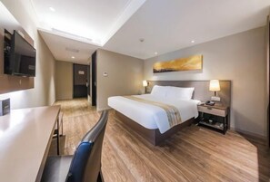 A hotel room with a bed, bedside table, lamp, TV, and a desk with a chair. - Homeinn Plus Hotel (Xi'an Gaoxin South Second Ring Fengqing Park Subway Station) (Xi'an)