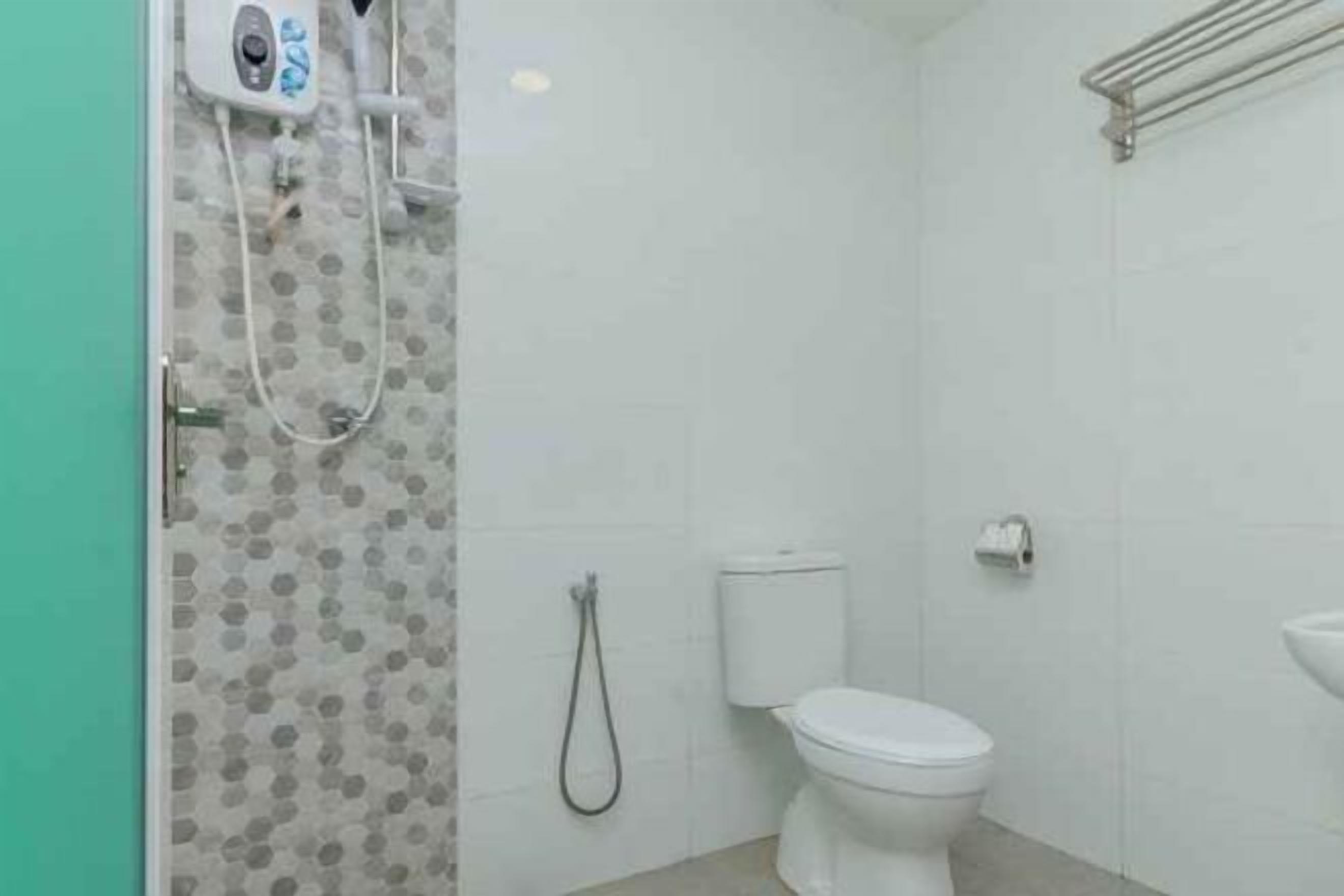 Shower, free toiletries, hair dryer, towels