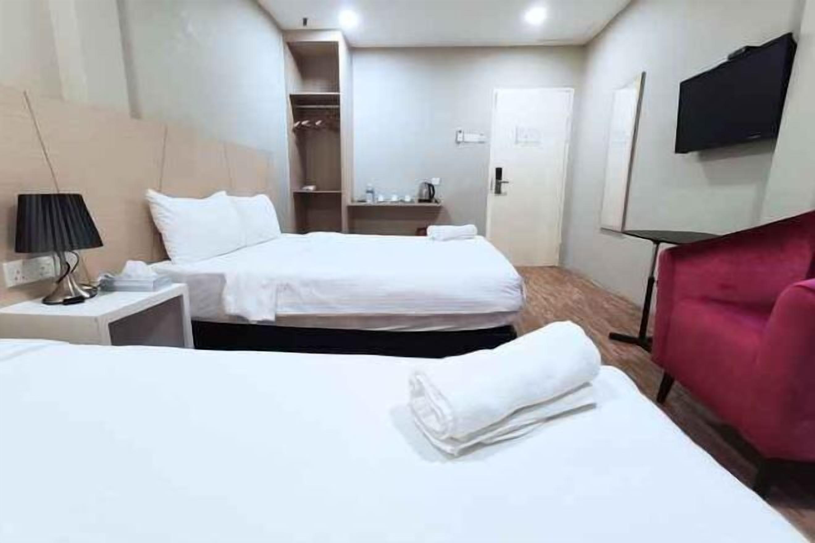 Schreibtisch, laptopgeeigneter Arbeitsplatz, Verdunkelungsvorhänge