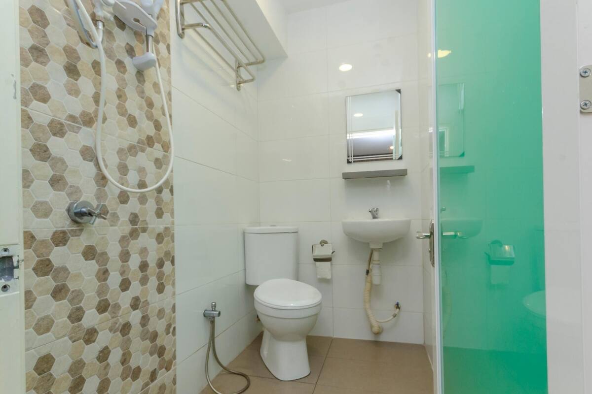 superior room, 1 queen bed | bathroom | shower, free toiletries, hair dryer, towels