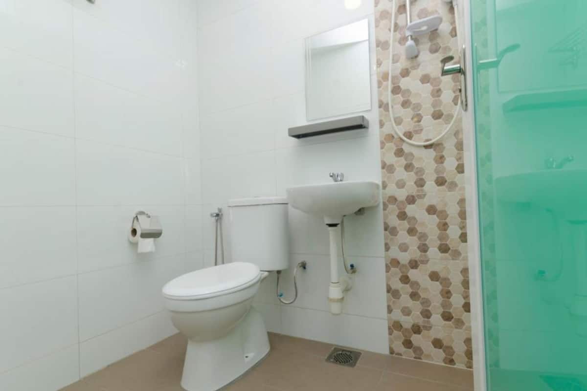 shower, free toiletries, hair dryer, towels