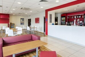 Bar (on property) - Travelodge Camberley Central (Camberley)