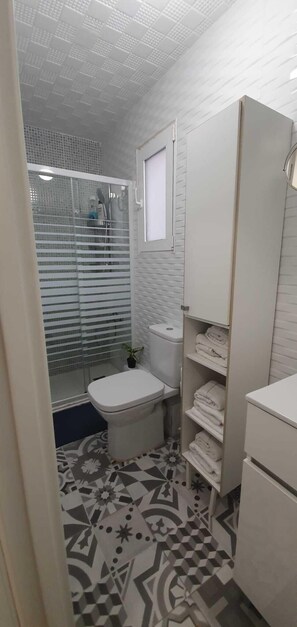 Shower, free toiletries, hair dryer, slippers - B. O.D APARTAMENTS COLLBLANC ZONE CAMP NOU (L'Hospitalet de Llobregat)