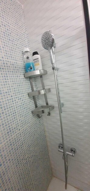 Ducha, artículos de tocador gratuitos, secador de pelo, pantuflas