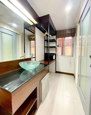 Grand | Escritorio, espacio para trabajar con un portátil, wifi gratis