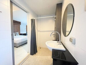 Premium Room, 1 King Bed | Bathroom | Shower, free toiletries, towels - Hub53 Coworking & Coliving Space (Chiang Mai)