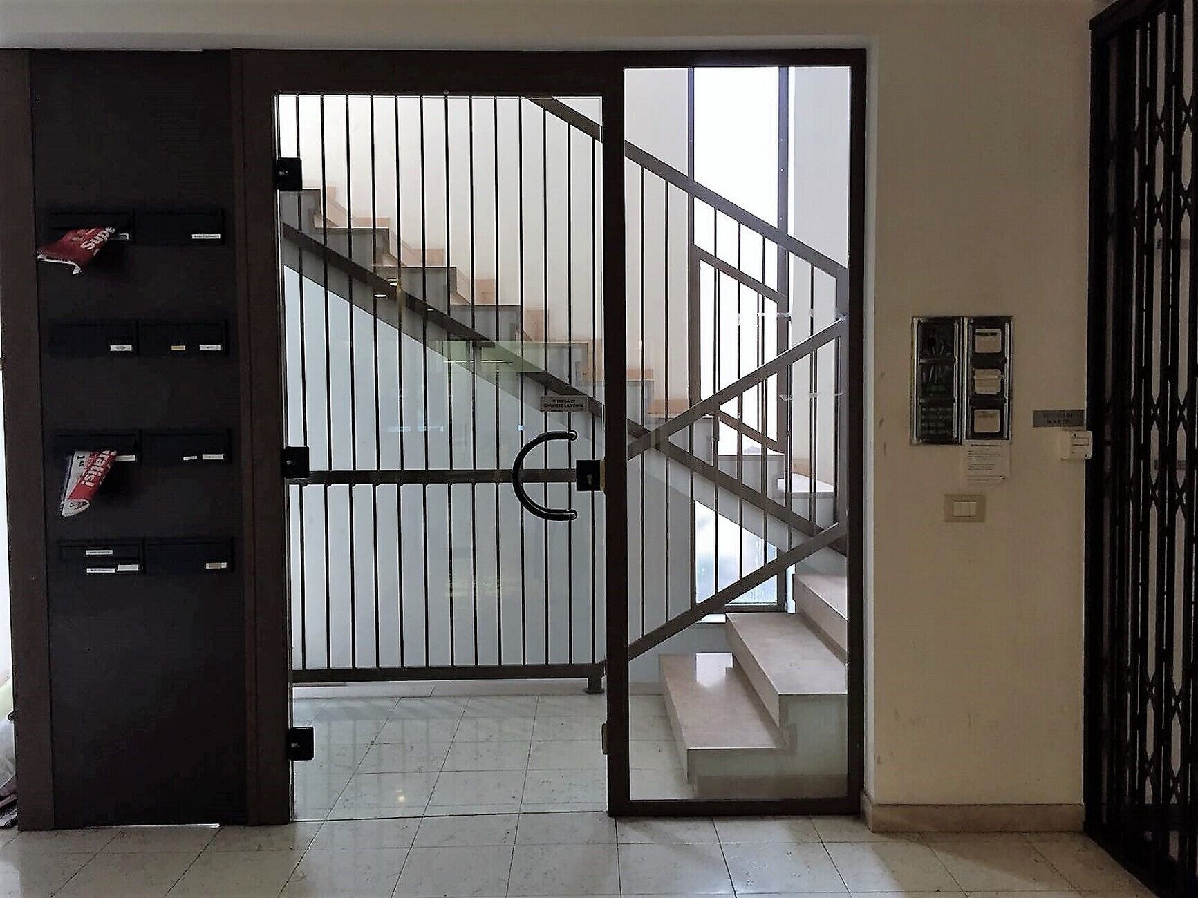 المنشأة من الداخل