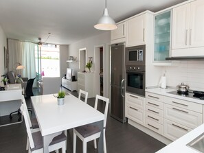 Fridge, microwave, dishwasher, coffee/tea maker - Bungalow Playa del Inglés BN04 by VillaGranCanaria (San Bartolomé de Tirajana)