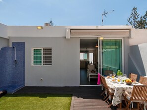 Outdoor dining - Bungalow Playa del Inglés BN04 by VillaGranCanaria (San Bartolomé de Tirajana)