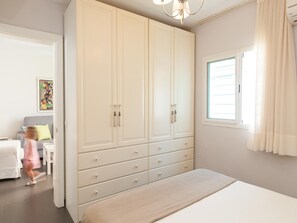 2 habitaciones, tabla de planchar con plancha, wifi y ropa de cama 