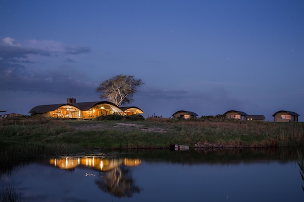 Bagian depan properti - sore/malam