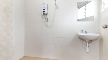 Deluxe Triple Room | Bathroom