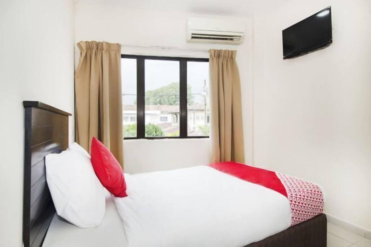 Desk, free WiFi, bed sheets