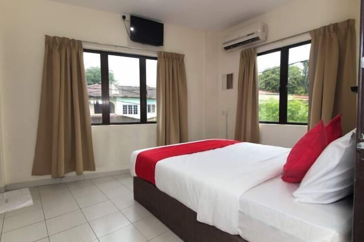 Desk, free WiFi, bed sheets