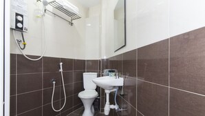 A bathroom with a toilet, sink, and shower. - Hotel O 91 @ Bukit Mewah (Kajang)