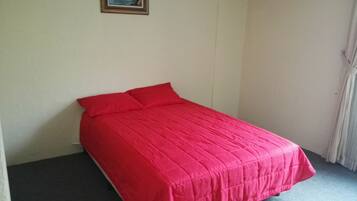 2 bedrooms, internet, bed sheets