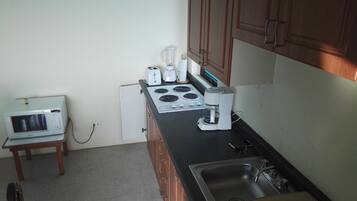 Refrigerador, microondas, cafetera y tetera y tostadora