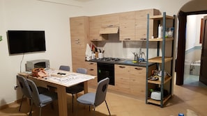 Refrigerador, microondas, horno y cafetera y tetera