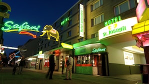 Ein Hotel namens "Hotel St. Joseph" mit einer Neonreklame und einem Neon-Elefanten.