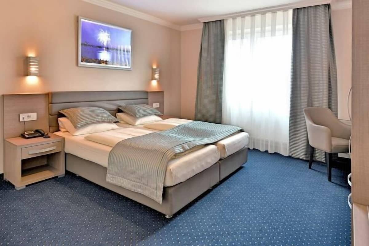 Allergivenligt sengetøj, pengeskab på værelset, skrivebord