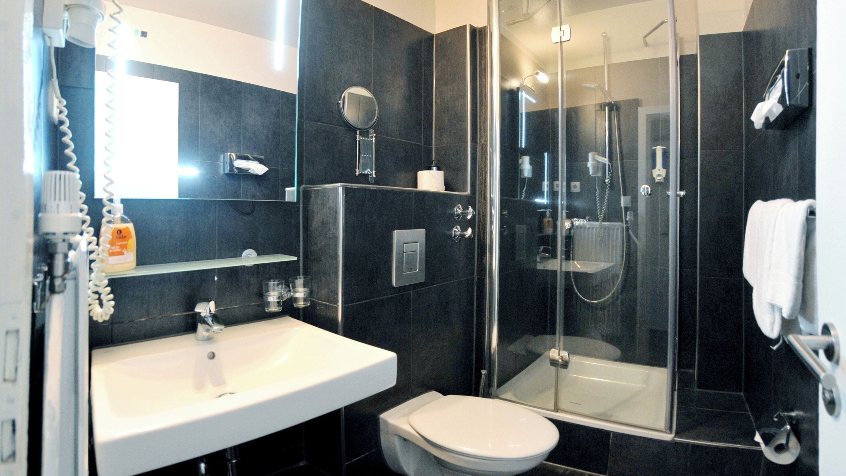 standard single room, non smoking, courtyard view | bathroom | free toiletries, hair dryer, towels