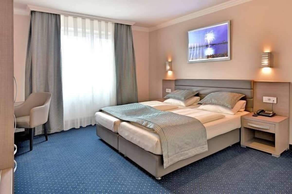 Allergivenligt sengetøj, pengeskab på værelset, skrivebord