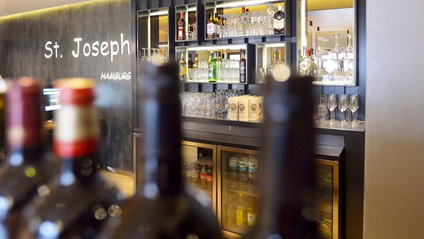 A bar area with a sign reading "St. Joseph Hamburg". - St Joseph Hotel Hamburg Reeperbahn St Pauli Kiez (Hamburg)