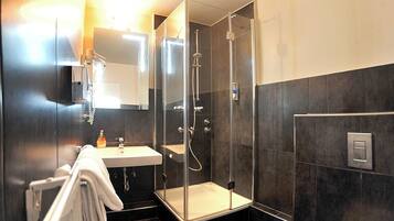 Komfort Einzelzimmer (Französisch) | Badezimmer | Kostenlose Toilettenartikel, Haartrockner, Handtücher