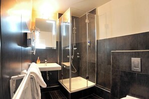 Habitación Business doble, 1 cama de matrimonio, no fumadores, vistas al patio | Baño | Artículos de higiene personal gratuitos, secador de pelo y toallas