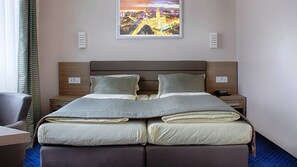 Quarto quádruplo conforto, várias camas, banheiro privativo, vista para o pátio | Roupas de cama antialérgicas, cofres nos quartos, escrivaninha