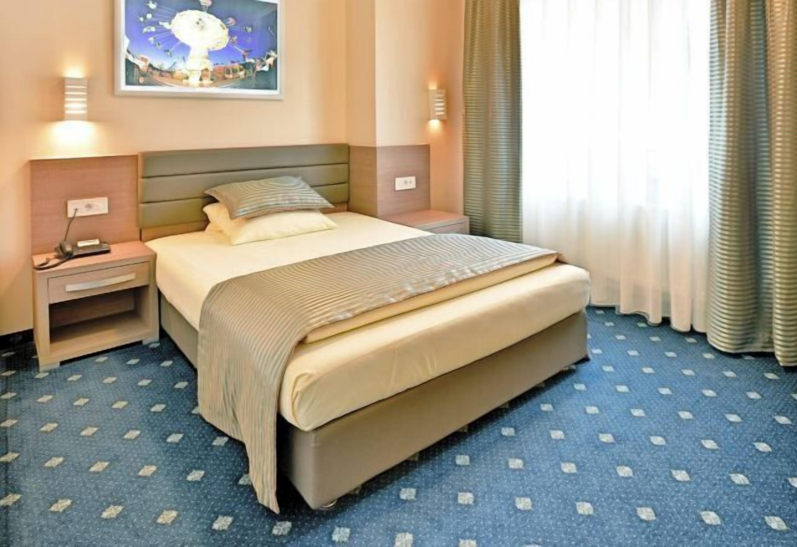 Hypo-allergenic bedding, in-room safe, desk, laptop workspace