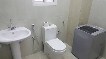 Buồng tắm vòi sen, đồ dùng nhà tắm miễn phí, dép đi trong nhà