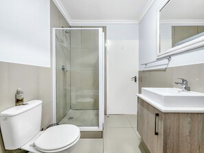 Separate bathtub and shower, deep-soaking bathtub, free toiletries