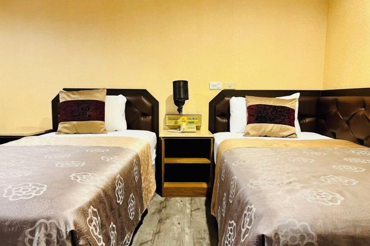 Meja kerja, tirai kedap cahaya, Wi-Fi gratis, dan seprai linen