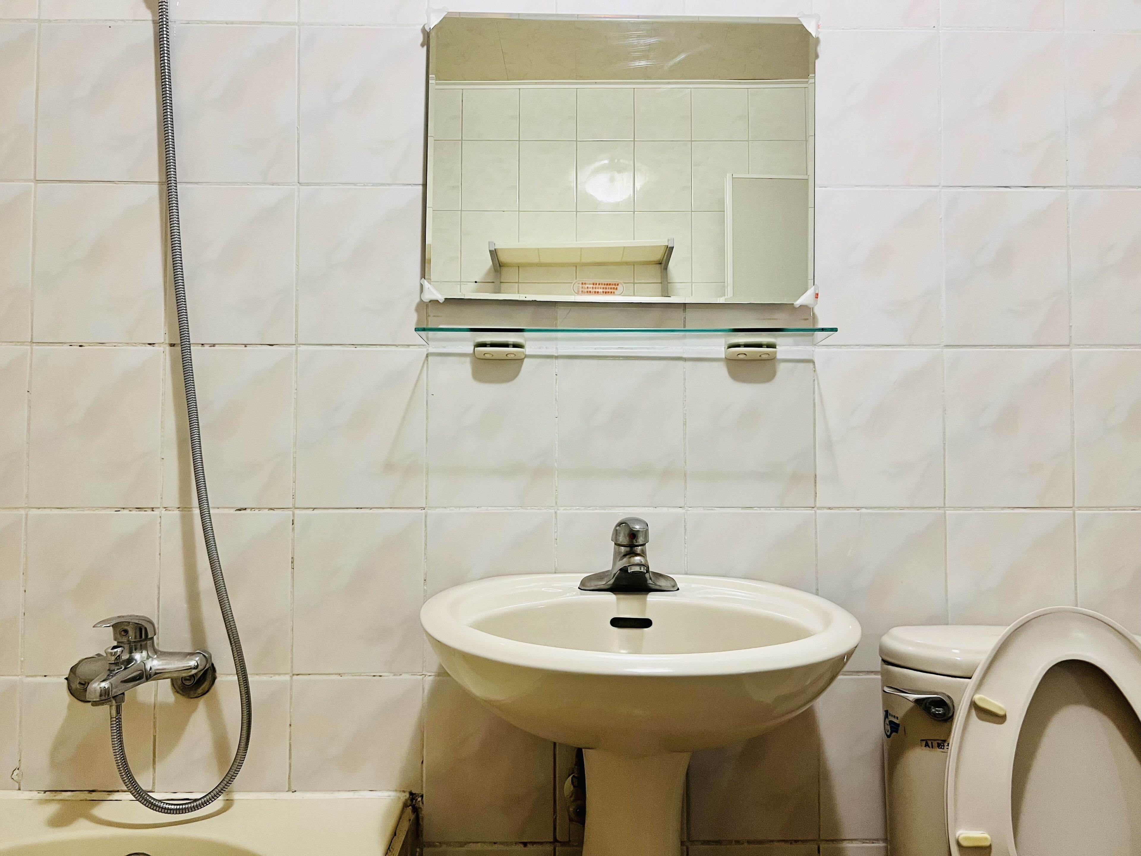 Un bany amb rentapans, vàter i plat de dutxa.