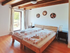 6 bedrooms, iron/ironing board, travel crib, free WiFi - renovated farmhouse for groups and families in nature, dogs welcome, playground (La Chapelle-devant-Bruyères)