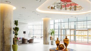 A spacious lobby with a high ceiling, large windows, and a central decorative feature. - I Want Resort (Pyeongchang)