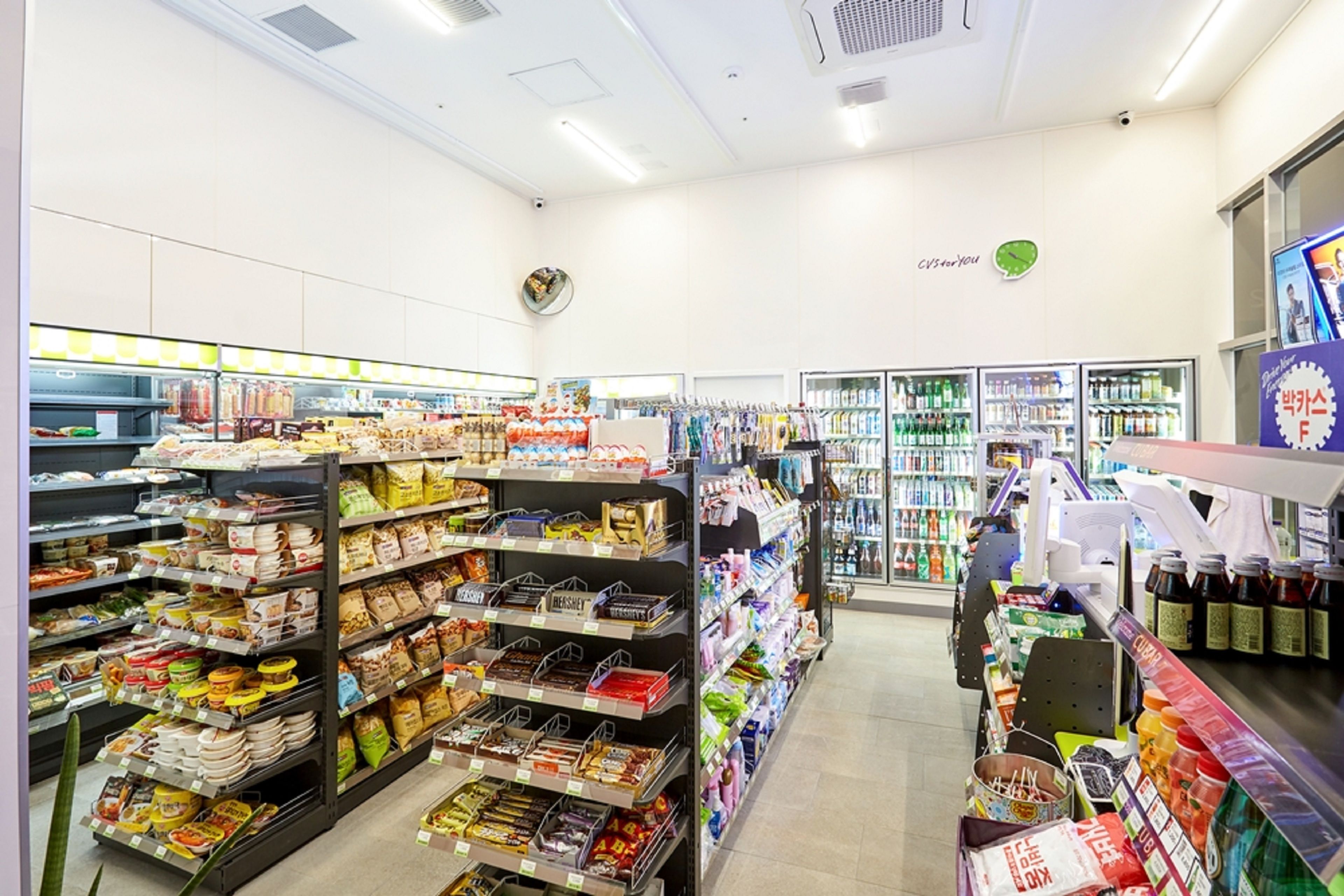 Een supermarktgang met diverse levensmiddelen en dranken.