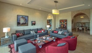 فيلا فاخرة - منظر لملعب الجولف (5 Suites Luxe) | غرفة المعيشة | تلفزيون إل سي دي بحجم 32-بوصة يعرض قنوات فضائية، تلفزيون، مدفأة