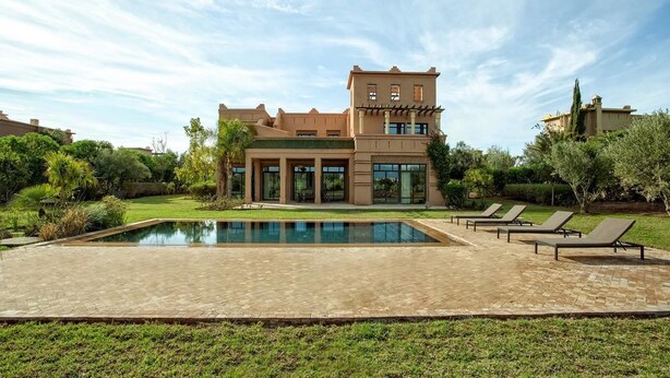 A modern house with a swimming pool, lounge chairs, and a well-maintained garden. - Villa De Luxe Samanah (Marrakech)