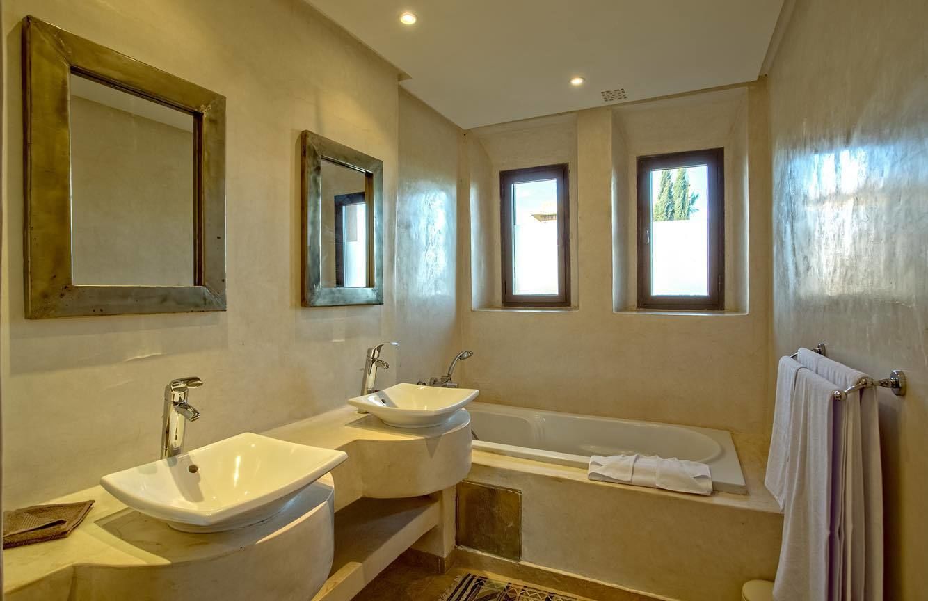 奢华别墅, 高尔夫景观 (5 Suites Luxe) | 浴室 | 淋浴/盆浴组合、深泡浴缸、吹风机、浴袍