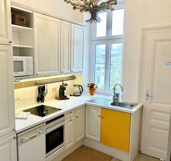 Superior Apartment, 2 Bedrooms, Non Smoking, Kitchen (Top 8) | Private kitchen | Full-size fridge, microwave, oven, stovetop