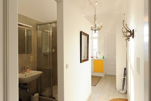 Apartamento superior, 2 habitaciones, no fumadores, cocina (Top 8) | Baño | Ducha, cabezal de ducha tipo lluvia, secador de pelo y toallas