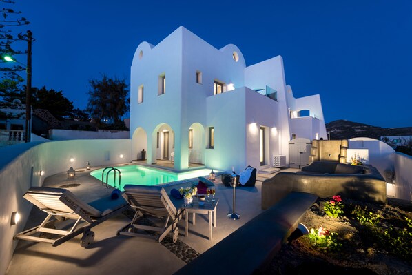 Front of property - White Harmony Suites (Santorini)