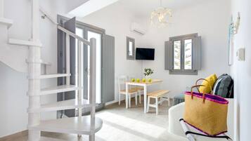 Suite Junior, hot tub, pemandangan laut | Area keluarga | TV layar datar